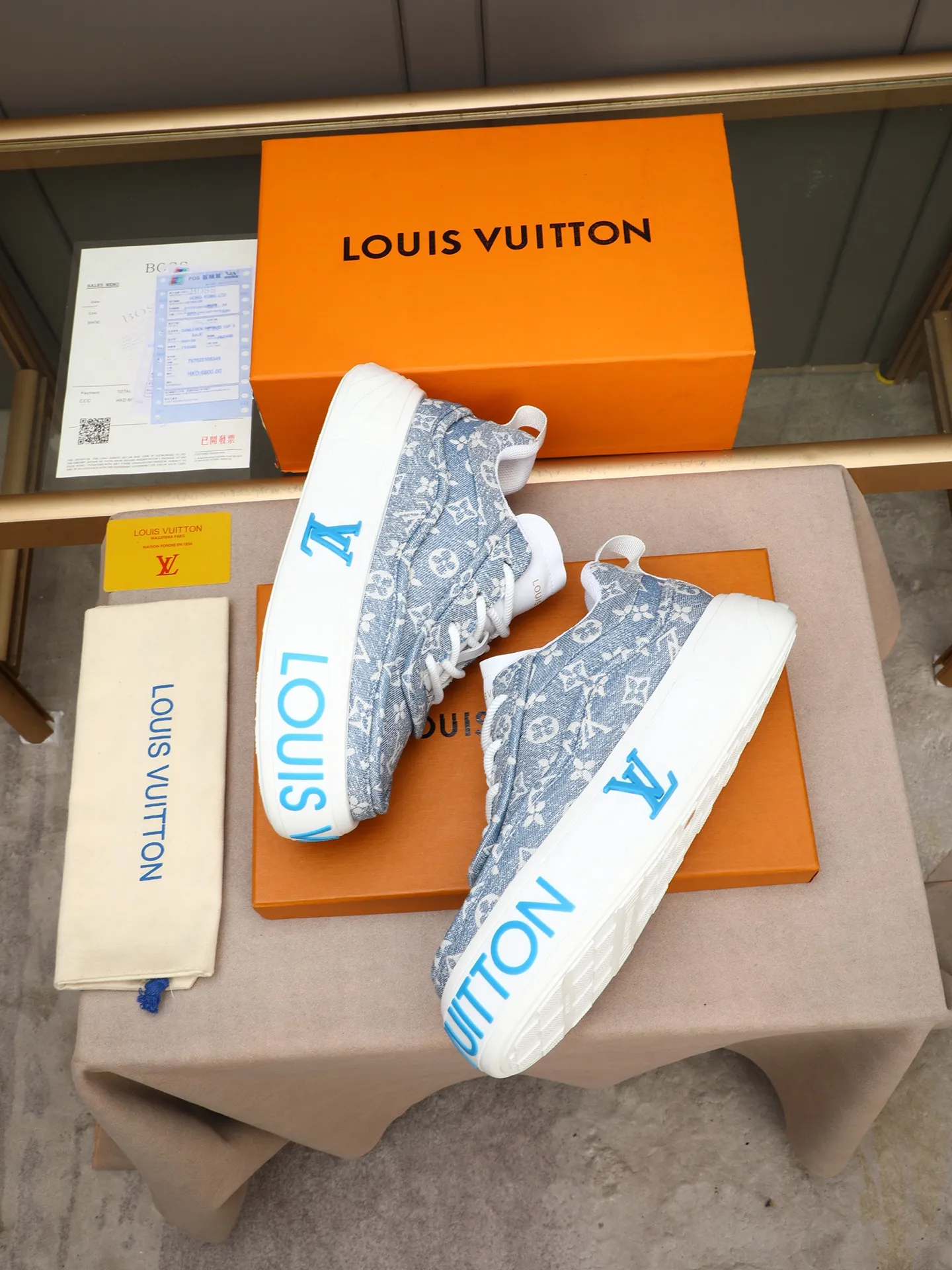 Men's shoes 💰560 LV are novel and fashionable, and the uppers are made of imported cowhide + LV special materials! Super trendy design! It’s eye-catching! The leather is soft, delicate, shiny and translucent, showing the ultimate in pure handcraftsmanship, and the mesh is soft, comfortable and breathable! Size: 39-44 (38 45 customized)